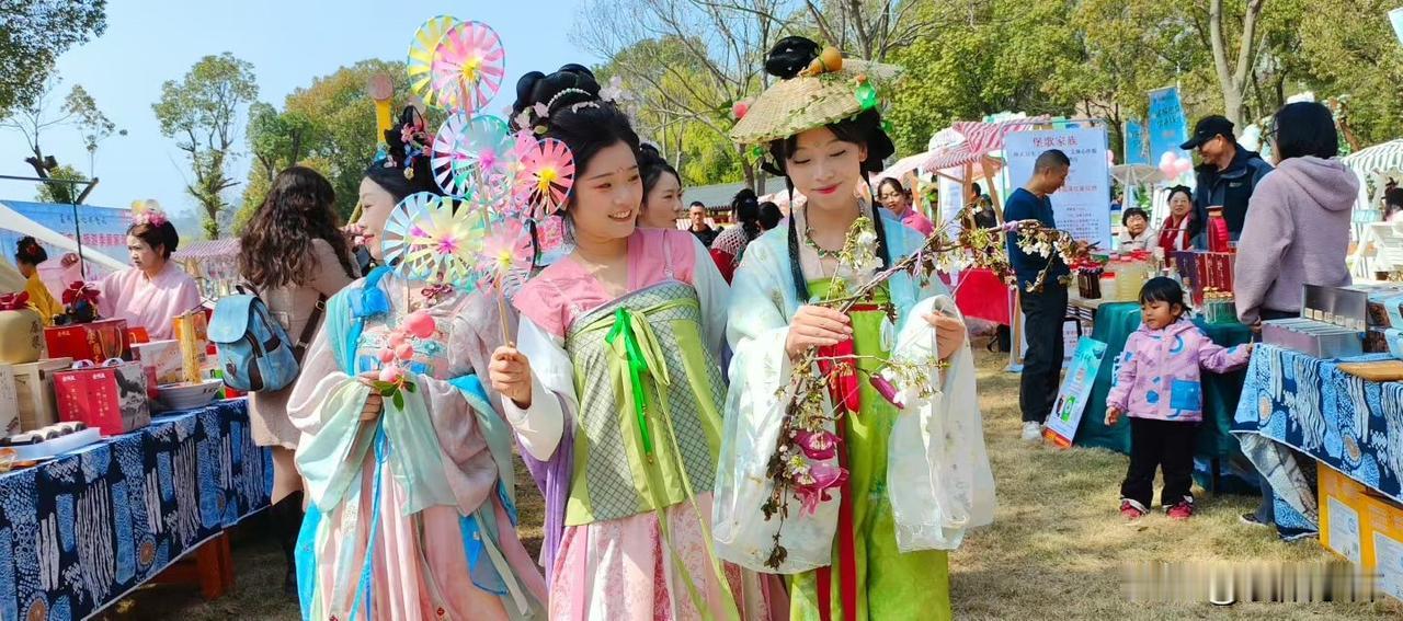 襄阳市黄家湾景区第十届花朝盛典

春风十里，不如越来越好的襄阳
文/襄阳小沫
