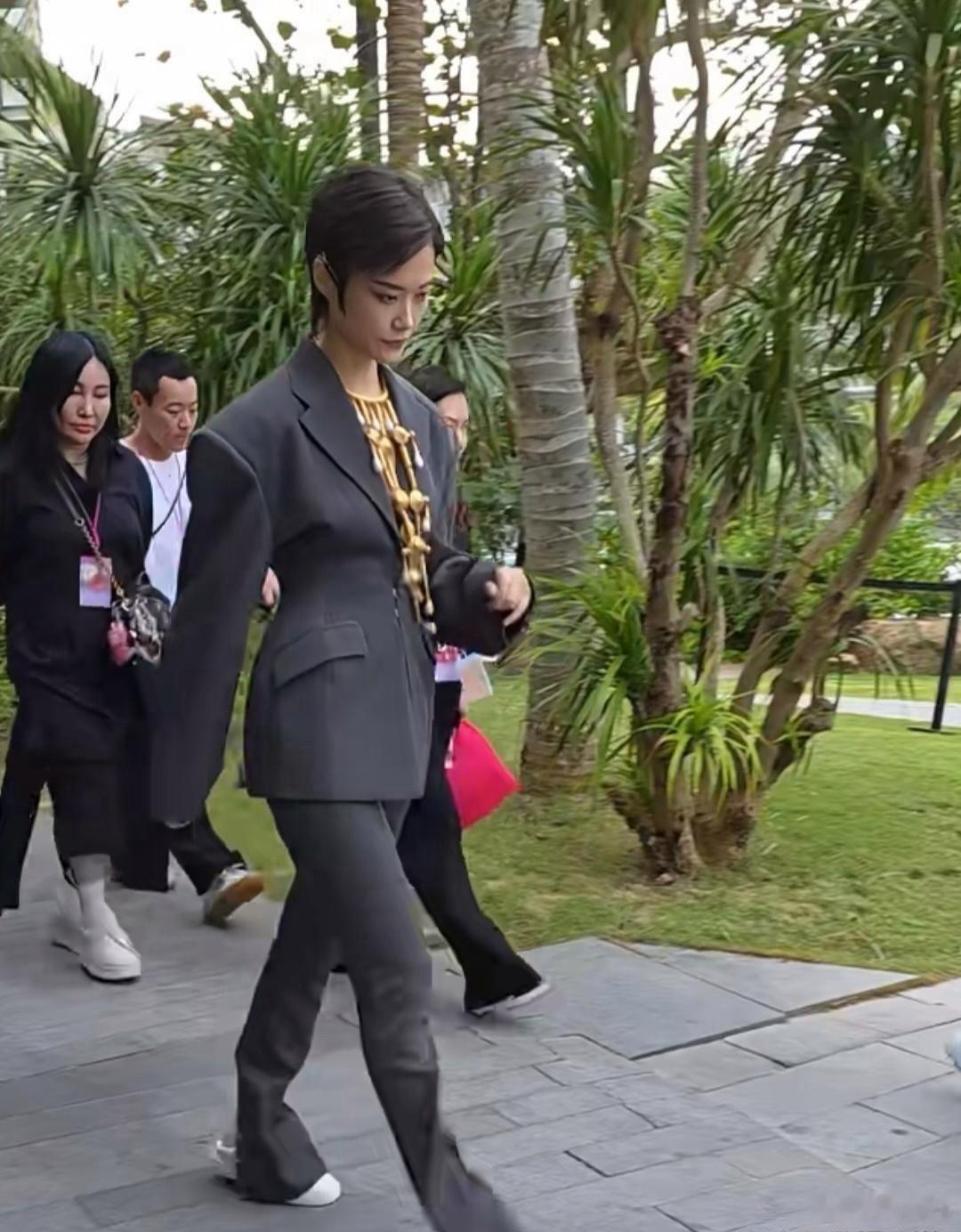 李宇春这衣服，前面瞧着普普通通，后面瞅着个性十足，设计感超强。 