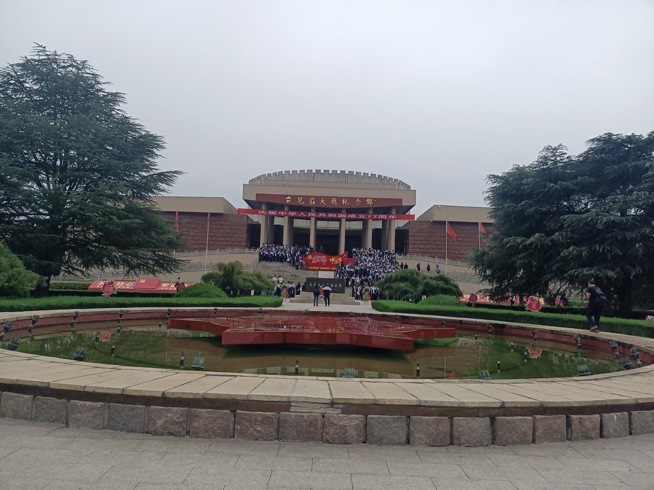 踏访台儿庄古城，铭记台儿庄血战，缅怀先烈祭忠魂，争做时代少年！
——宿州艺术中等