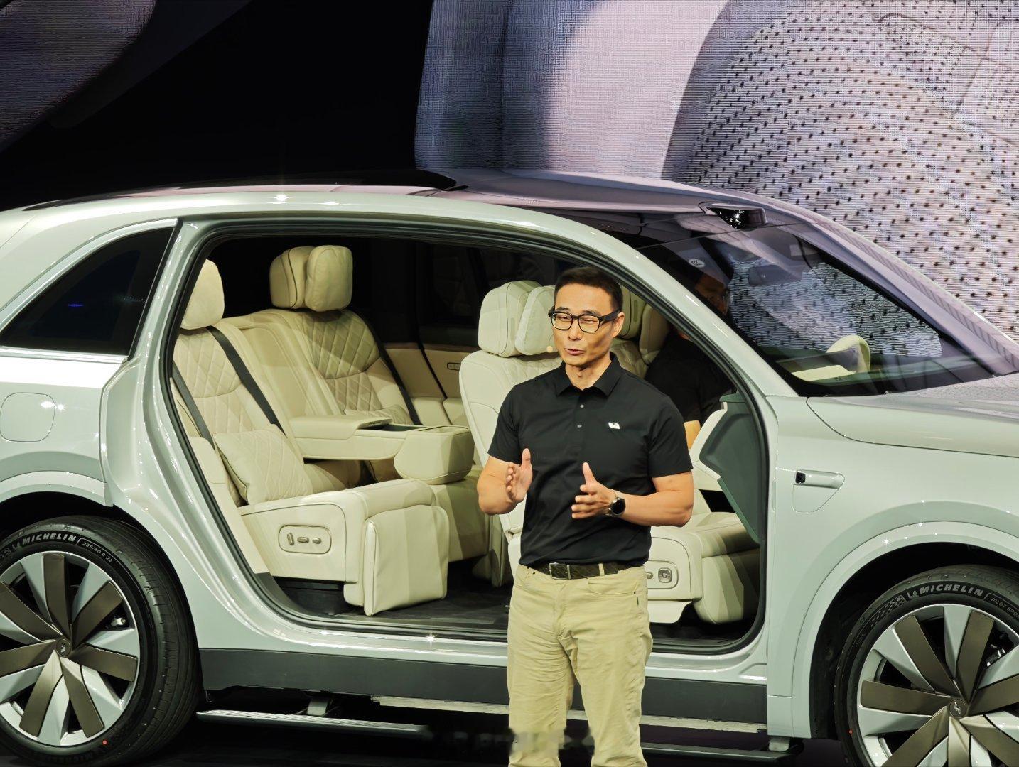 全新理想 L8 是原生的五座 SUV，车宽 2 米，车高 1.8 米，这两项数据