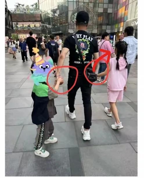 看汪峰带两个孩子逛街，
原来明星家的孩子也要卷学习啊！两个孩子穿的简单，一路上蹦