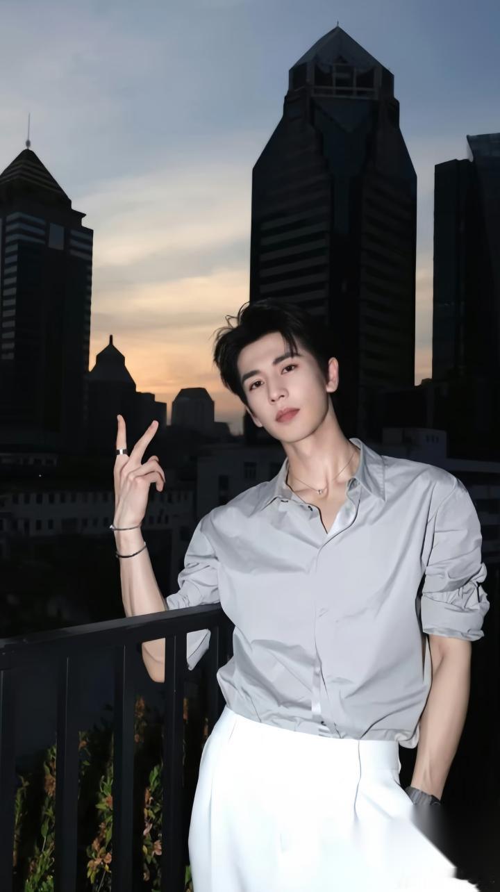 我预感《刺棠》会大爆，原因有三。 首先，张凌赫的演技跟号召力毋庸置疑，古装权谋剧