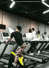 哥哥的跑步姿势好奇葩，
倒是把旁边的小哥迷住了