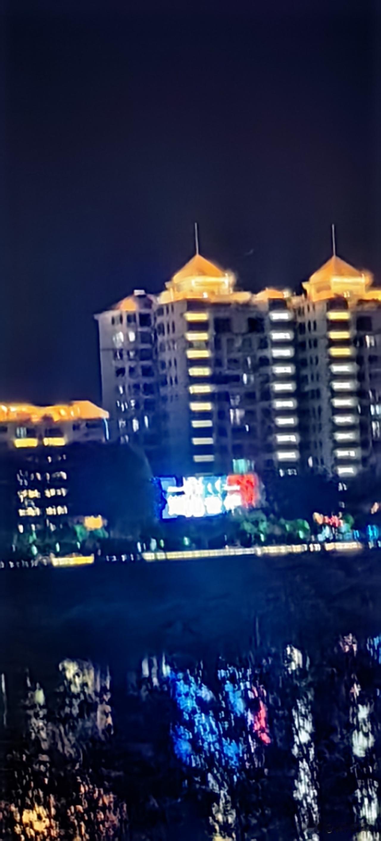 在铁牛广场看到对面有一块湖山音响的牌子，还挺诧异的。湖山音响曾经也是绵阳的一张名