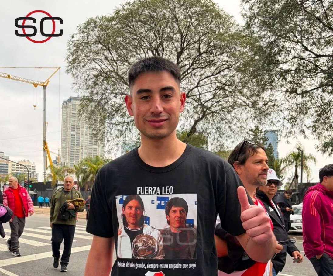 “加油，Leo。在最伟大的人背后，总有一位相信他的父亲。”🔴一名河床球迷的T恤