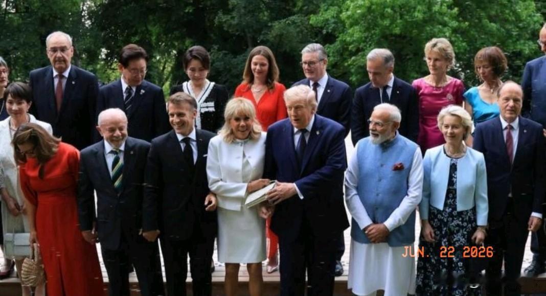 韩国要求美国帮忙解决朝鲜核问题。在法国 G7 峰会的晚宴上，美国总统特朗普与韩国