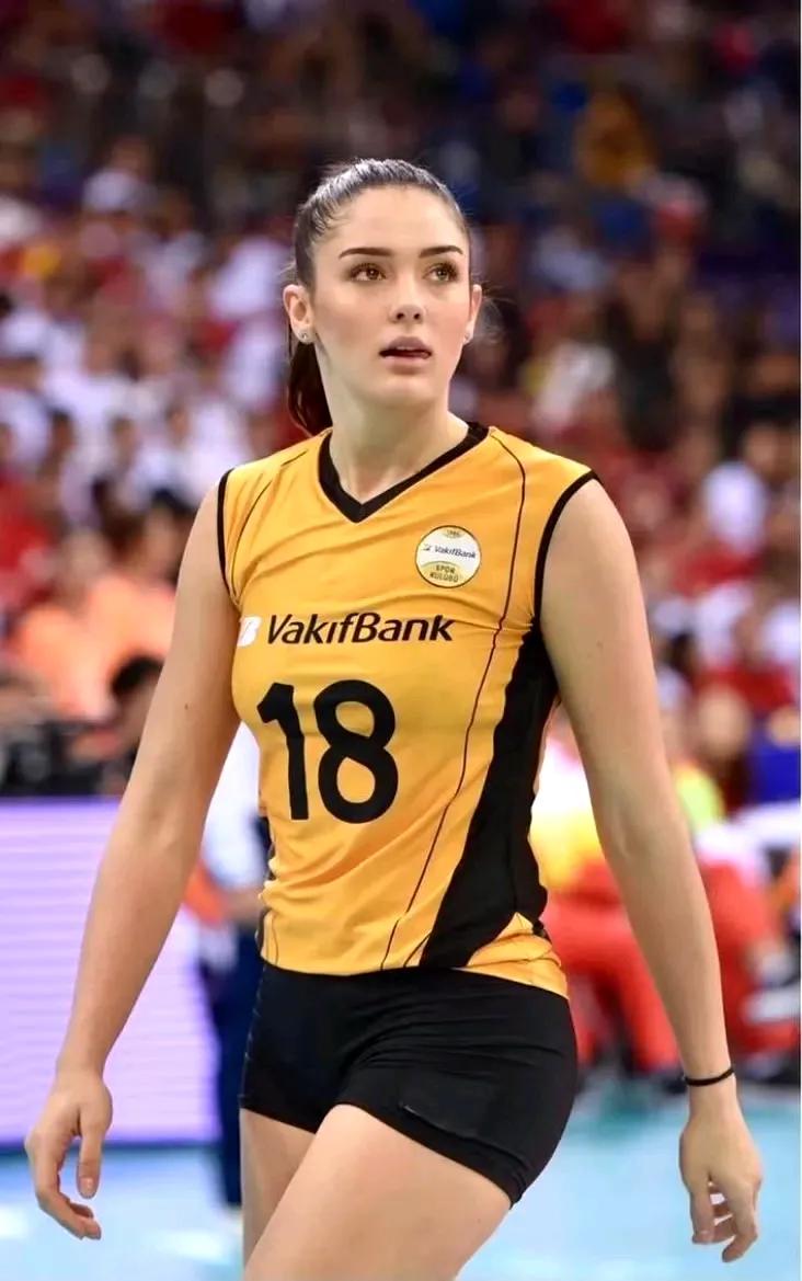 照片中的小姐姐虽然身高超过1.9米，但她依然有着精致的五官和娇小玲珑的脸庞，还有