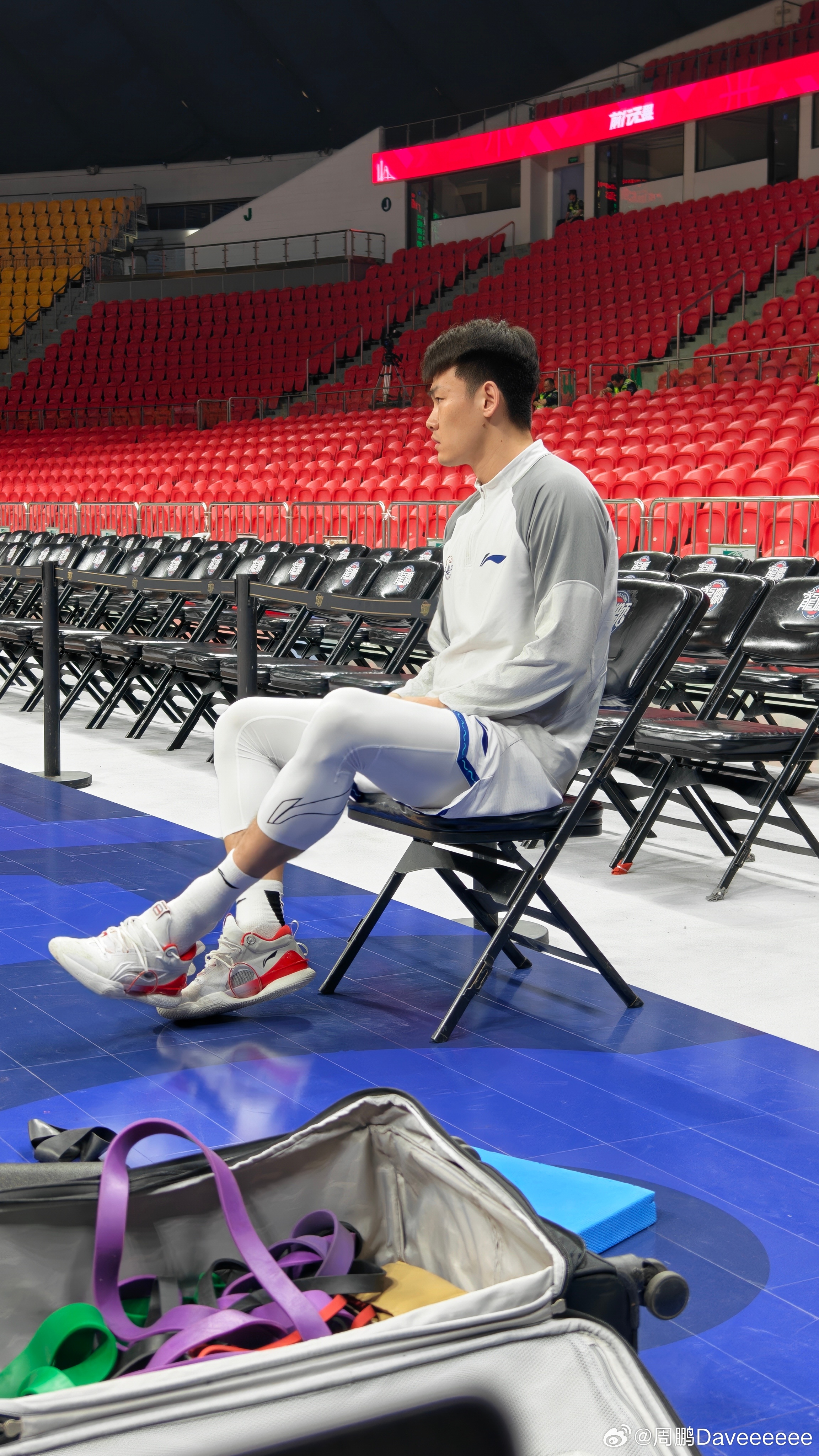 青岛和广州各自最后一攻从发底线球开始的战术布置、执行的坚决程度，都比早上的火箭好