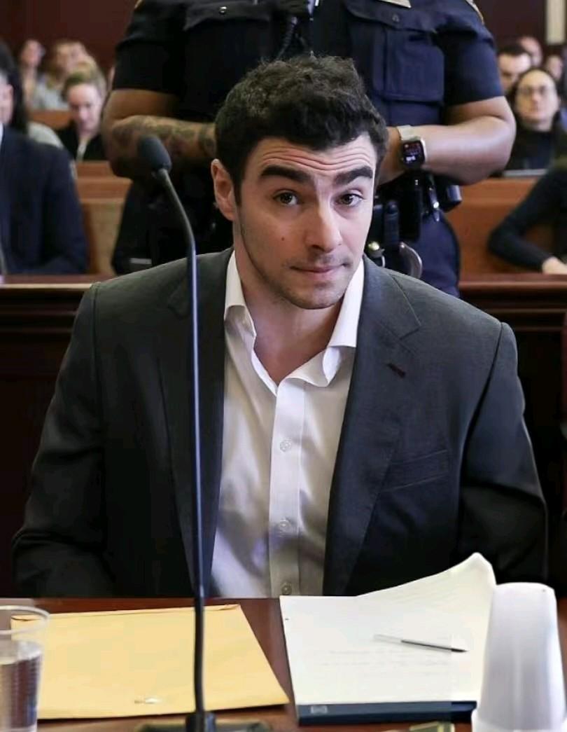 新的听证会，路易吉换回了那套灰色西装，但这次内搭雪白衬衫很成功，不再老气横秋，多