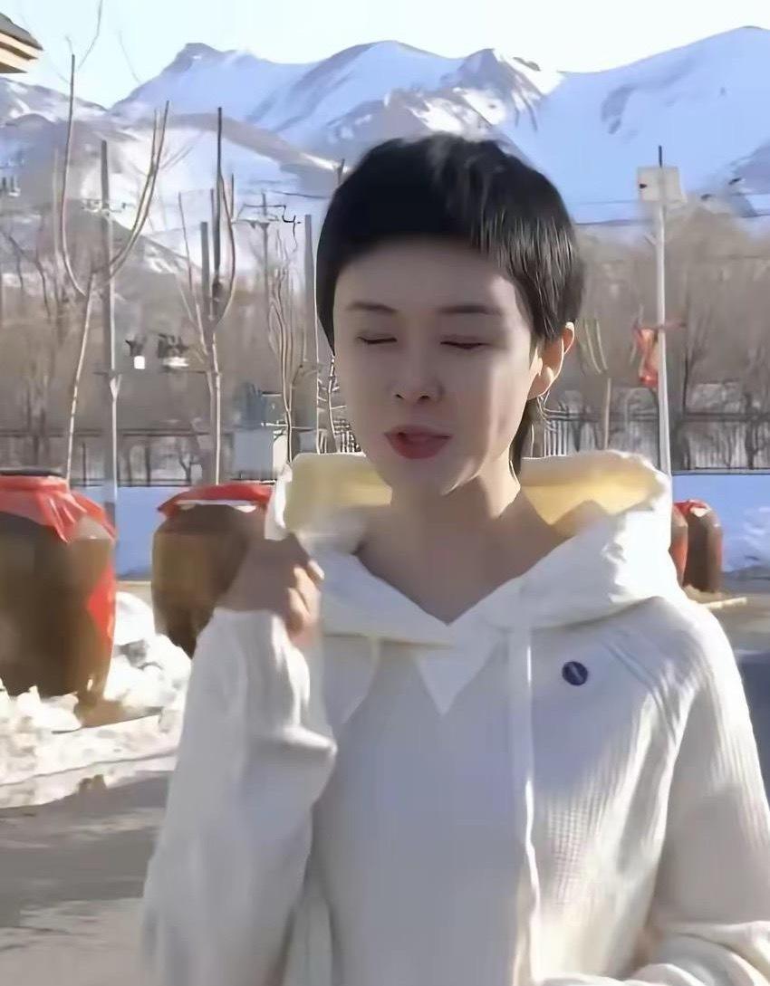 仔细扒了贺娇龙的视频，真是越看越发现，有一个超惊人的点，那就是她的衣服也太多了吧