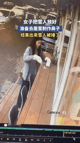 伤害性不高，侮辱性极强！北京，一姑娘在自家屋外的小桌子上精心堆了个雪人，她越看越