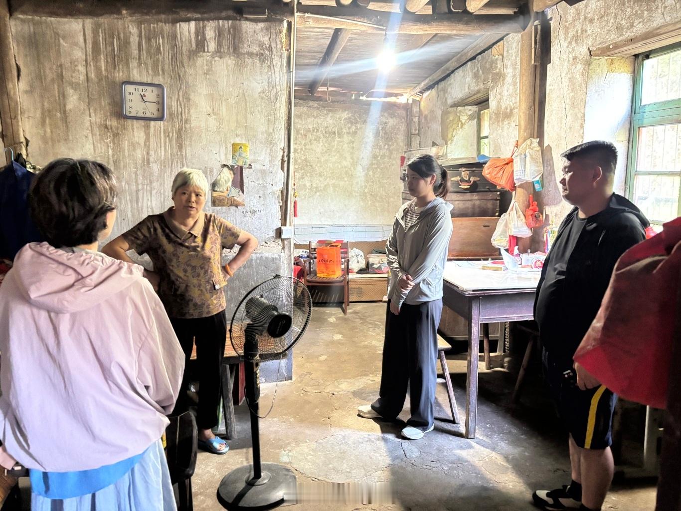 浙江防台一线有速度更有温度台风巴威步步逼近，云和早早筑牢安全防线。网格员上门搀扶