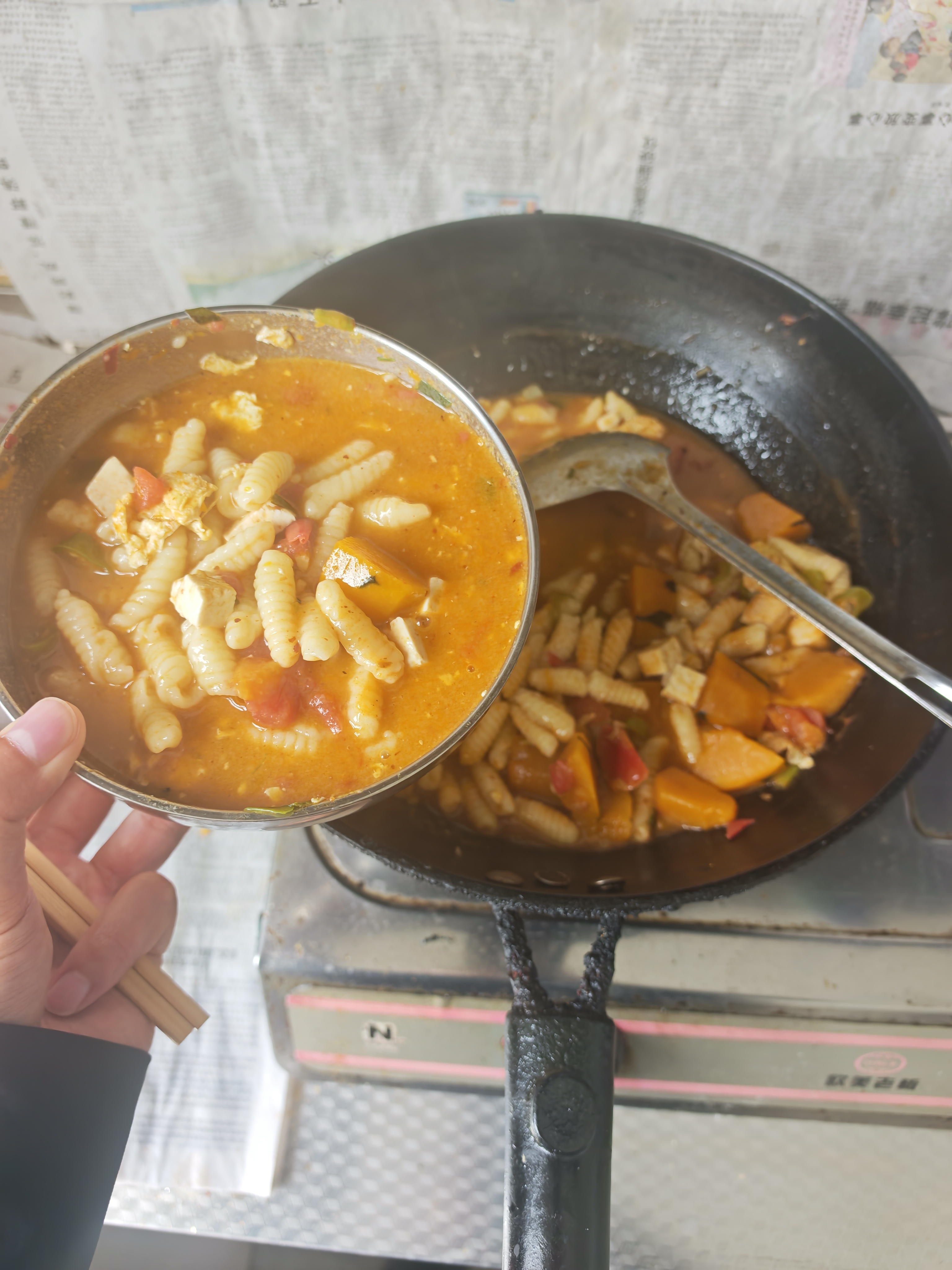 今儿小海豚一个人值班，让厨艺大爷做一锅麻食子，中午吃一半下午吃一半，碳水仙人爽啊