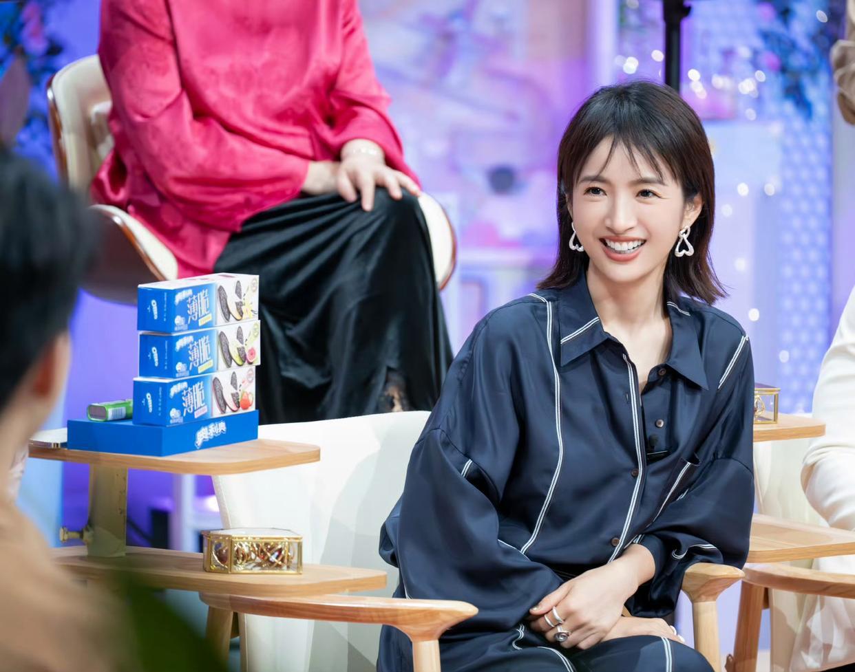 林依晨的眼睛好像变了，这是女人老的迹象吗？ ​​​