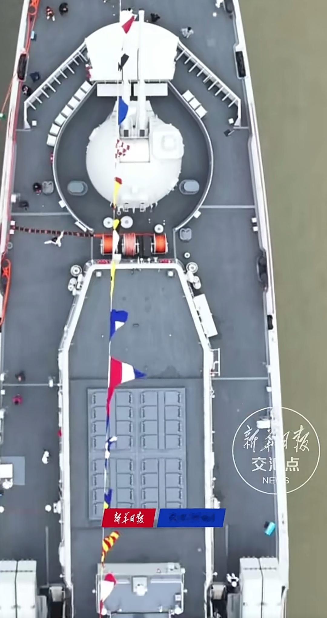 人民海军成立77周年泰州舰前后俯视图 