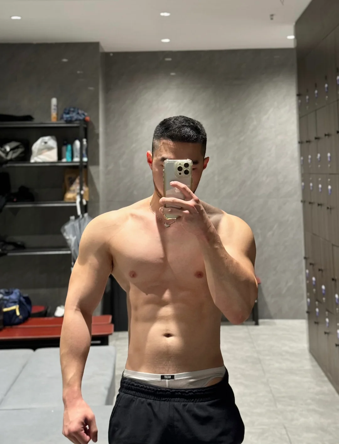 腹肌养成中……