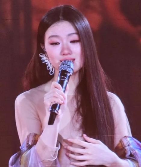 奉劝所有刚出道的新人，
一定要把单依纯这件事当课来上。

娱乐圈里，像李荣浩这样