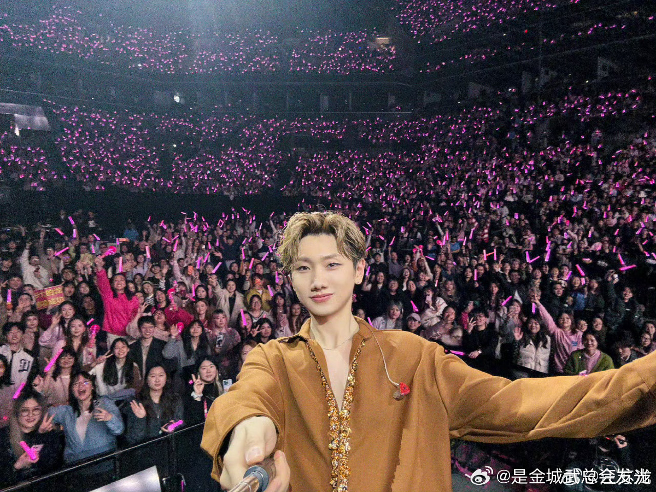 哥哥现在已是苦尽甘来，到哪都是宾朋满座汪苏泷纽约上座率