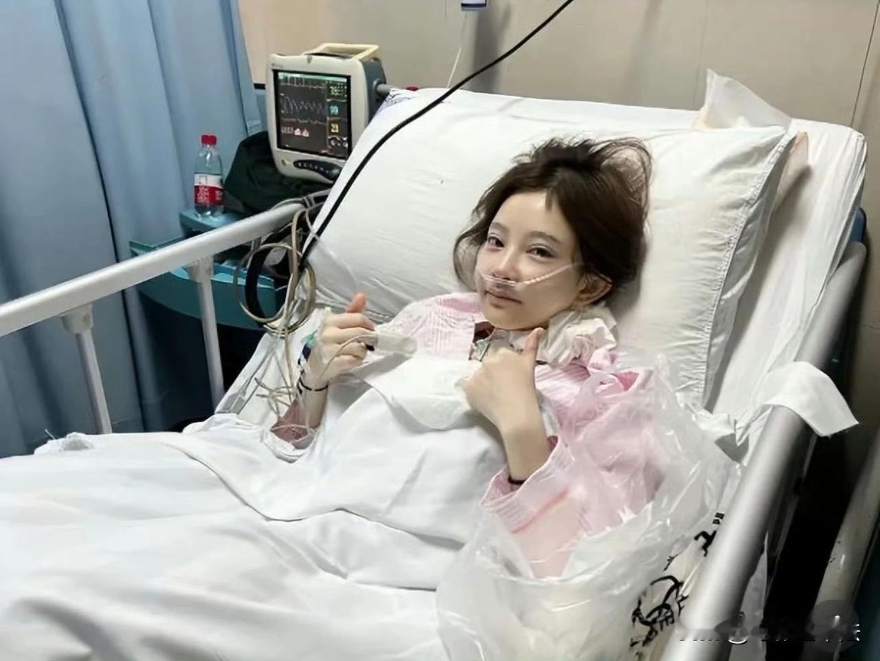 网红冯提莫转型团播复出了，原因是虽然她甲状腺癌已经康复，但是身体已经不足以支撑她