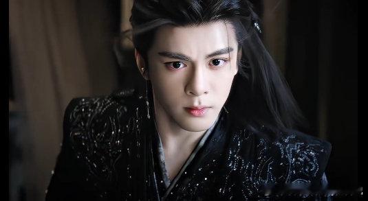 曾舜晞在有限的人设里迸发的生机人设有限，演技无限，眼神里全是戏，每个瞬间都让角色