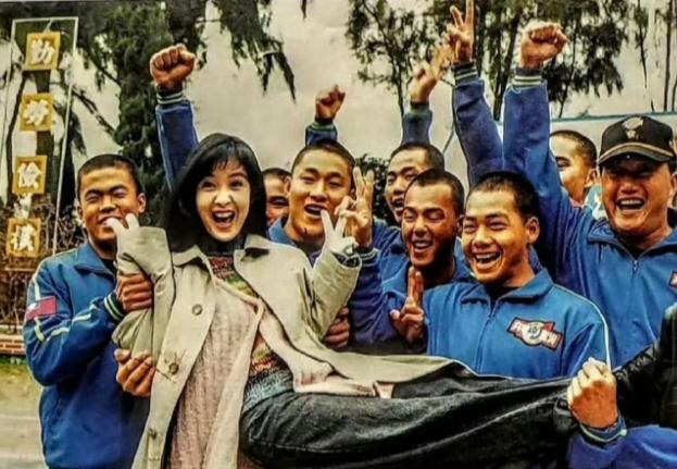 当年她也曾是“草莓兵”们新一代的“军中情人”
这是1993年周慧敏在台湾金门劳军
