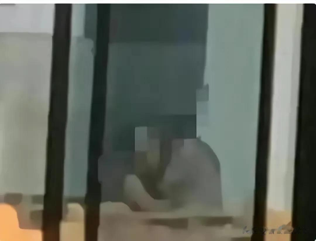 两个年轻男女在里面做爱。晚上11点，一个学生路过，看到了他们的动作，拍了下来。一