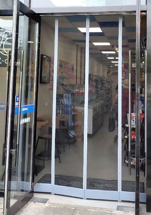 街角那家小饭馆，起初手艺差，男老板出去拜师学厨，三四年后火起来。
火起来后，人也