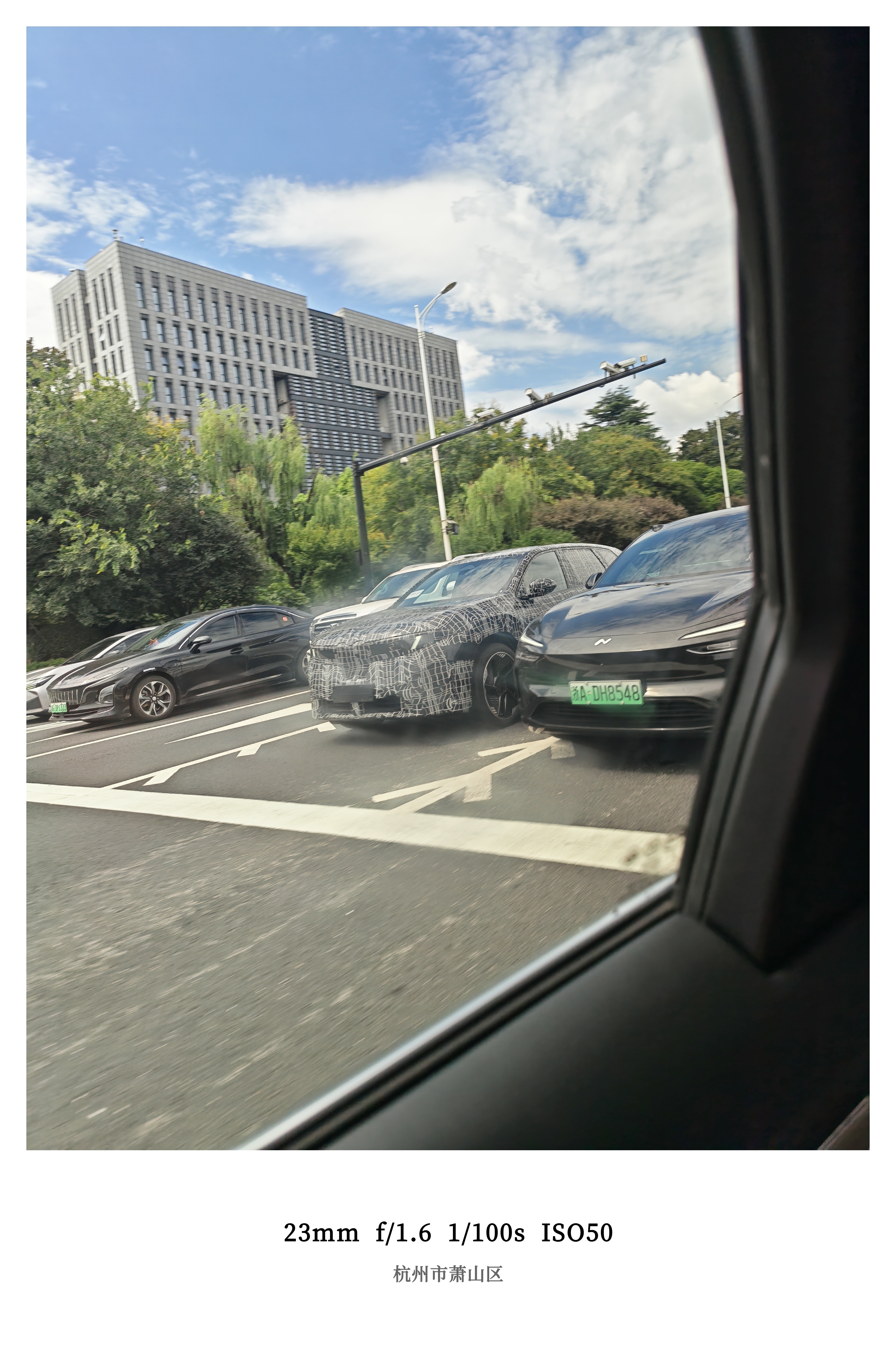 机场路上遇到一辆伪装车这前脸还挺有辨识度的已知杭州车企有吉利/极氪/领克/零跑大