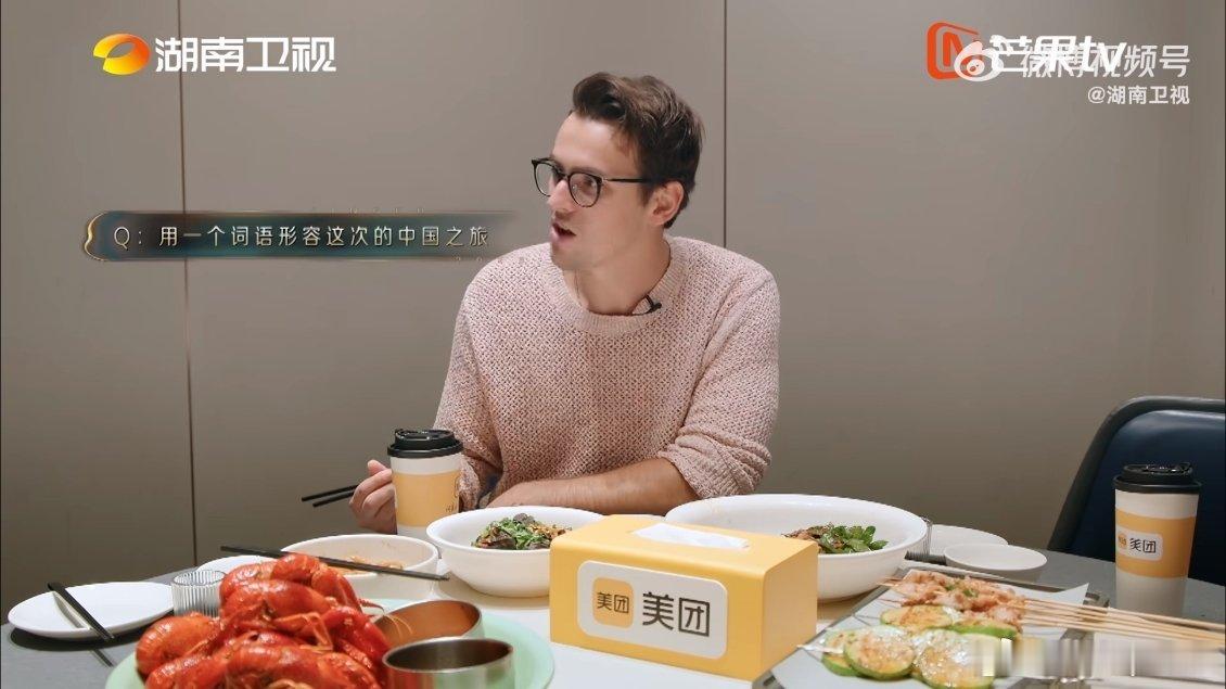 斯纳吉想再上一次热搜歌手全员立Flag赛前突击歌手直播沈梦辰闯到斯纳吉休息室，帮