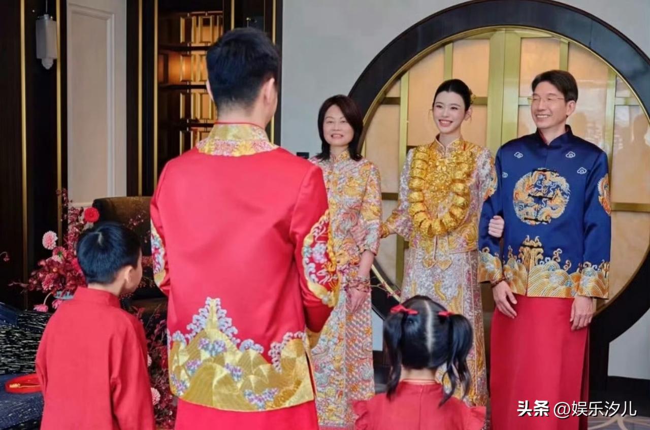 奚梦瑶晒婚礼回顾


奚梦瑶与何猷君的婚礼太“豪门”！两人身着精致绝伦的中式龙凤