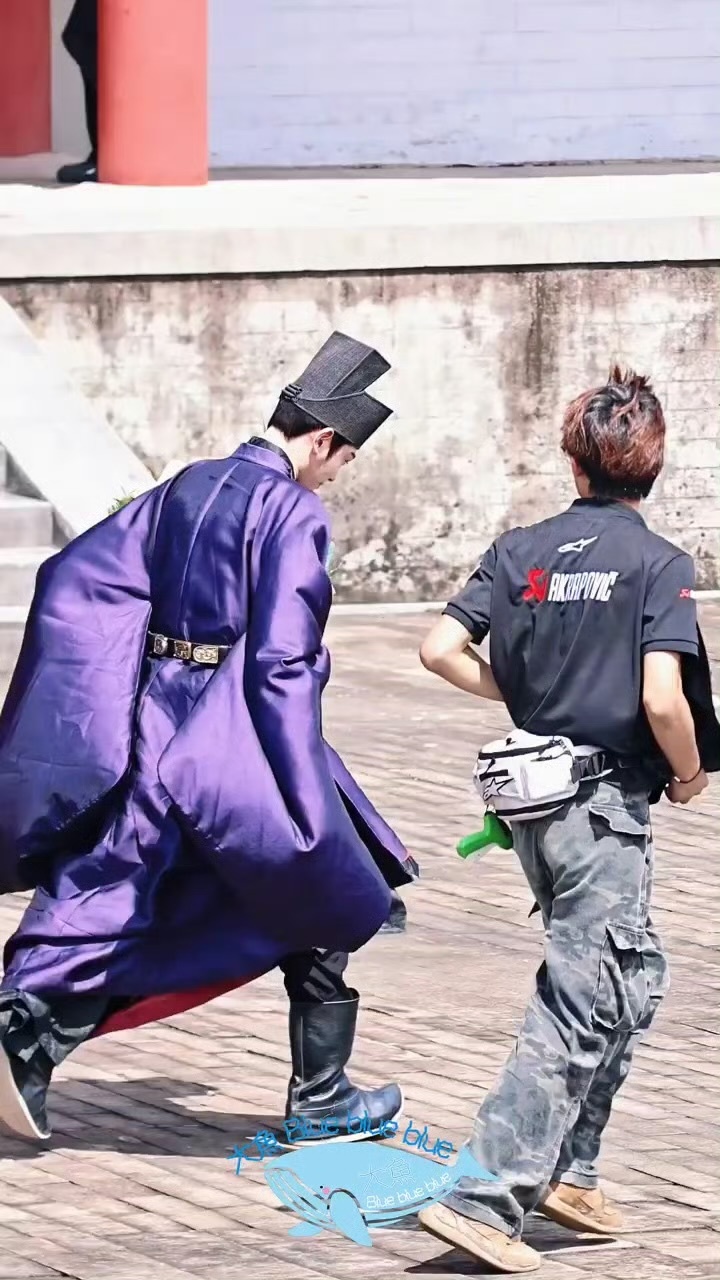 我下班belike：丁禹兮抱花跑着杀青丁禹兮杀青演我下班