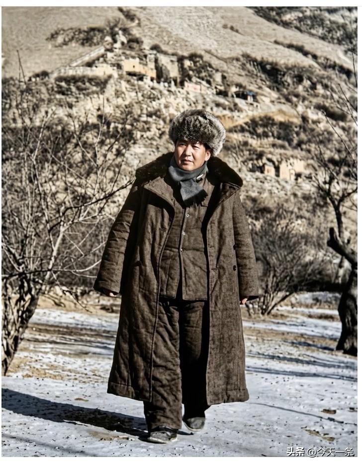 这件大衣里面，揣着一个伟大时代的黎明。