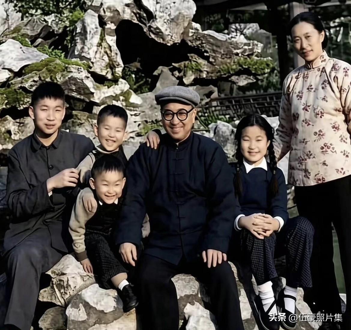 1961年，陈赓大将在上海家中花园里拍摄的全家福，也是他生前与家人的最后一张合影