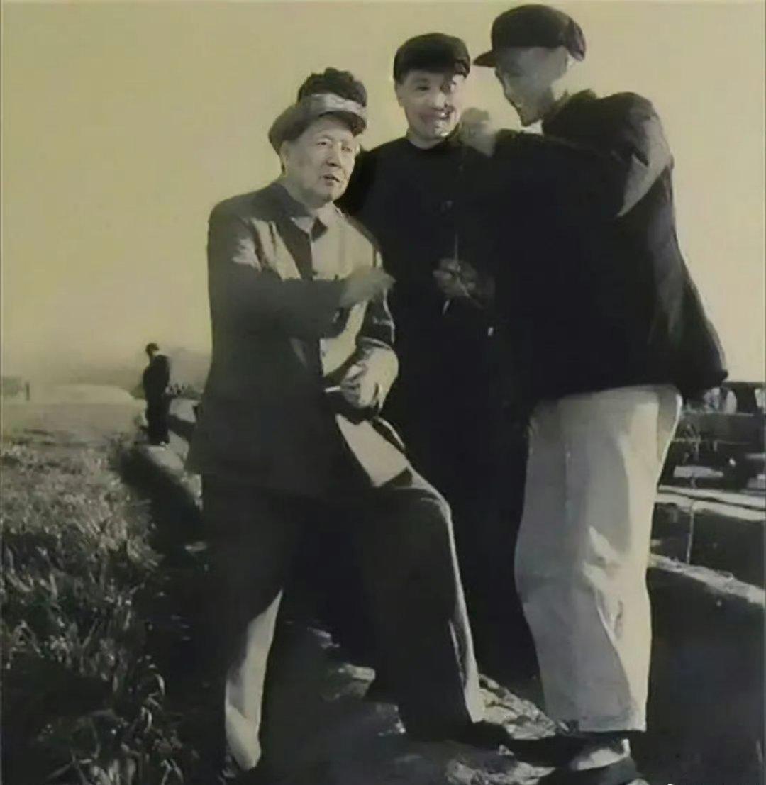 毛主席70多岁时去农村调研，他为了不踩坏田里的庄稼，一只站在田埂上，另一只脚斜贴