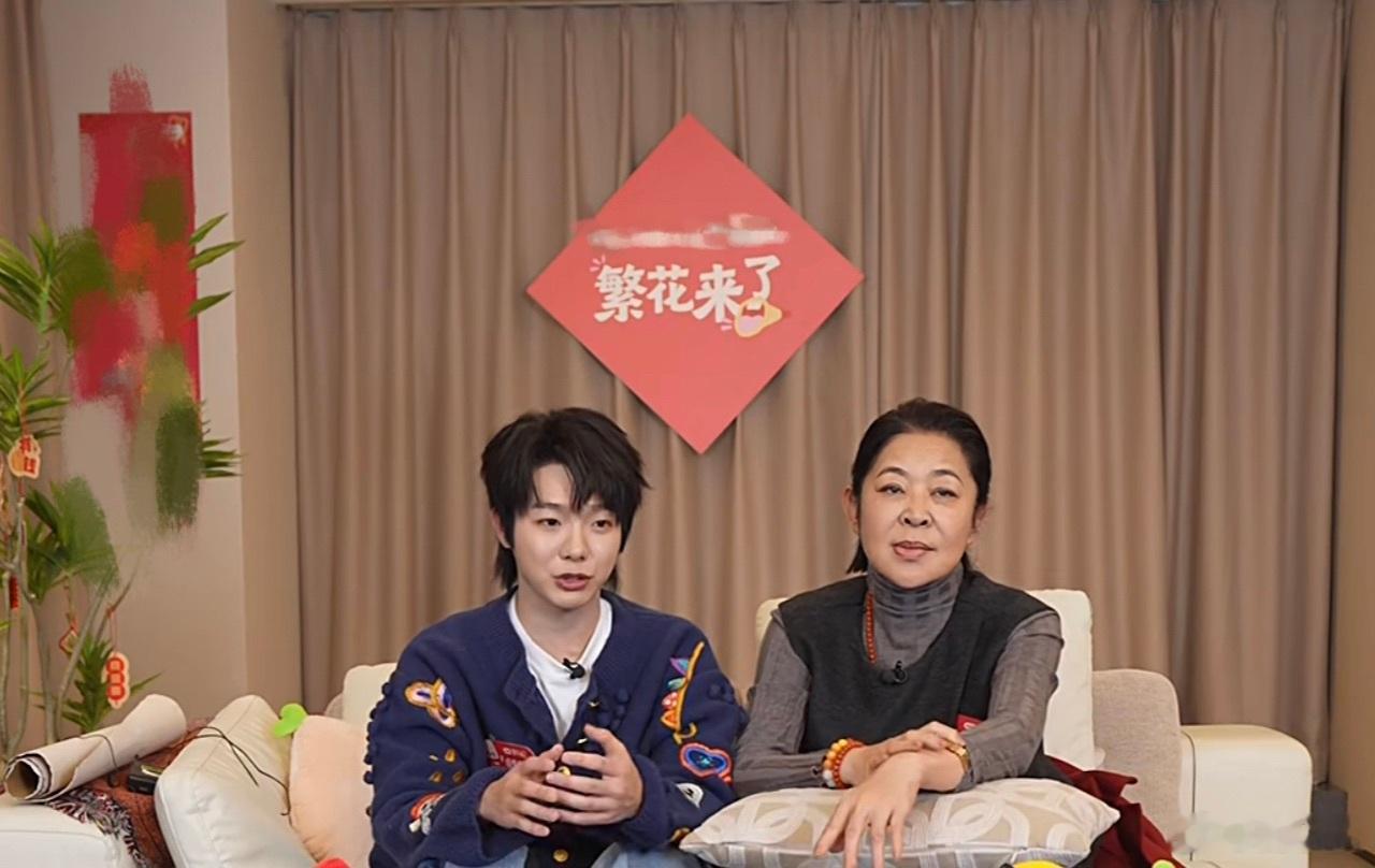 倪萍眼中真实的李小冉  李小冉在一路繁花里忙前忙后，做了不少实事。生活中这种人还