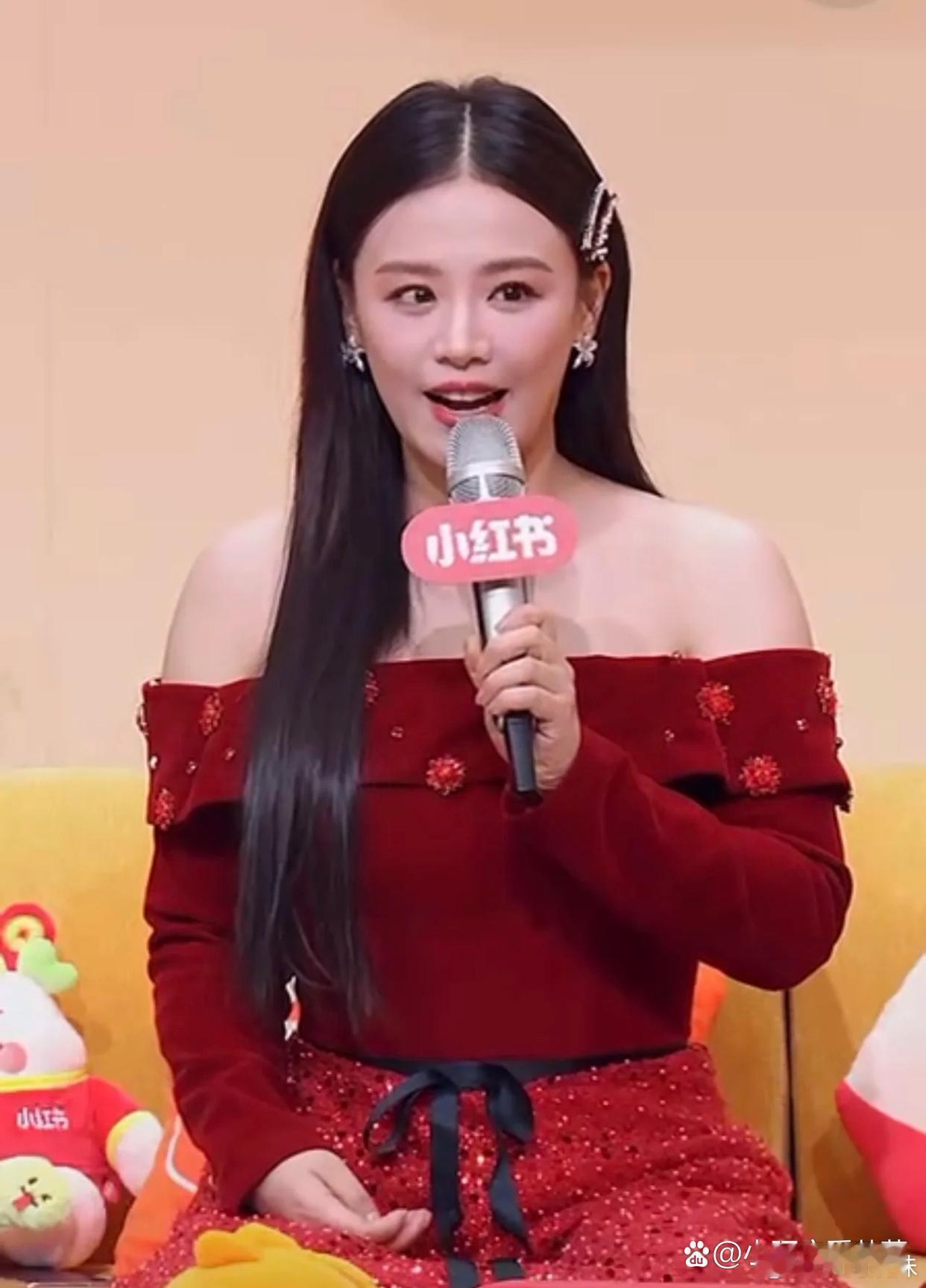 马思纯确实是大骨架的，属于丰满型美女，和姜妍坐在一起比较，尤为明显，肩膀宽得很 