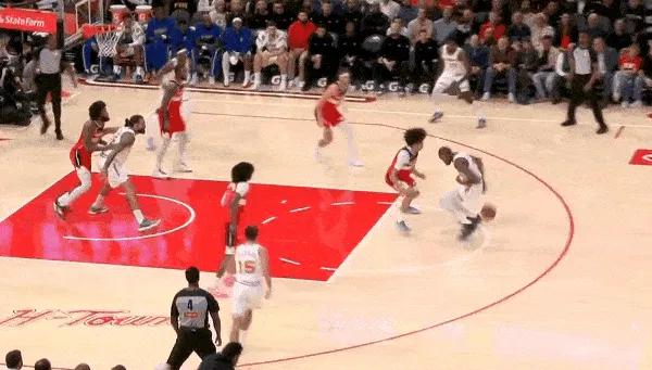 勇士太需要杜兰特了。
恐怖如斯，今天，杜兰特再度化身举起镰刀的死神，如入无人之境