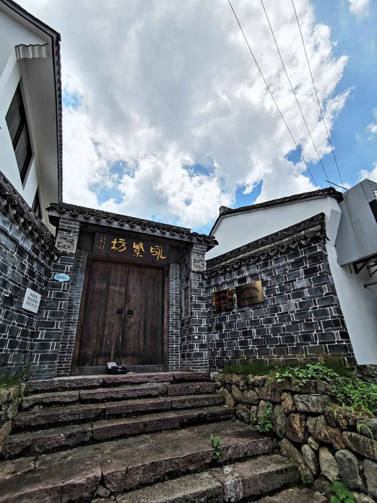 棠岙村就是古今交织的慢步乐园

漫步在奉化棠岙村，仿佛穿梭于时光之间，古老的非遗