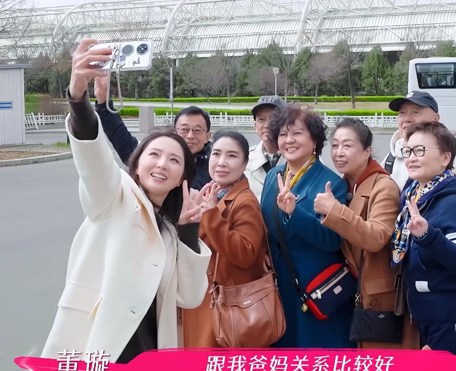 沙溢爸妈首秀竟然在董璇节目里，原来董璇家和沙溢家是世交。最新真人秀里，董璇作为东