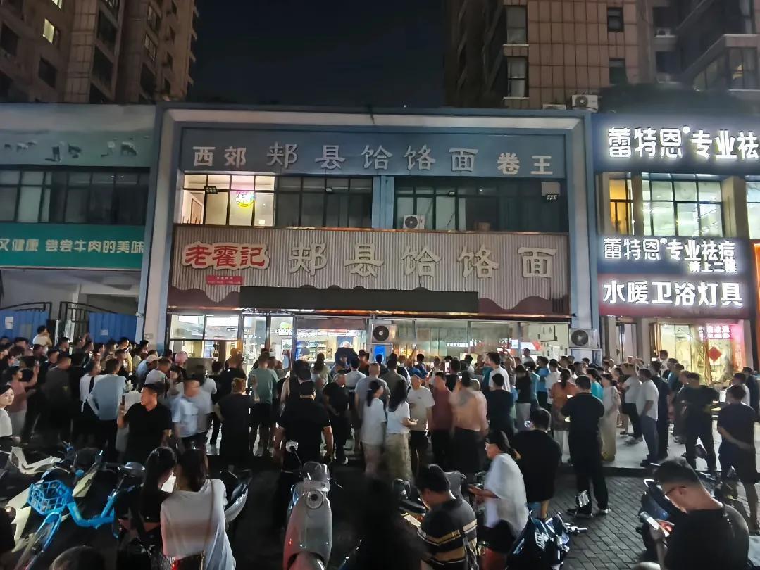 续面的老板这次真的摊上事了，由于他在直播间把女子及家人比作“七匹狼”，还说就算把