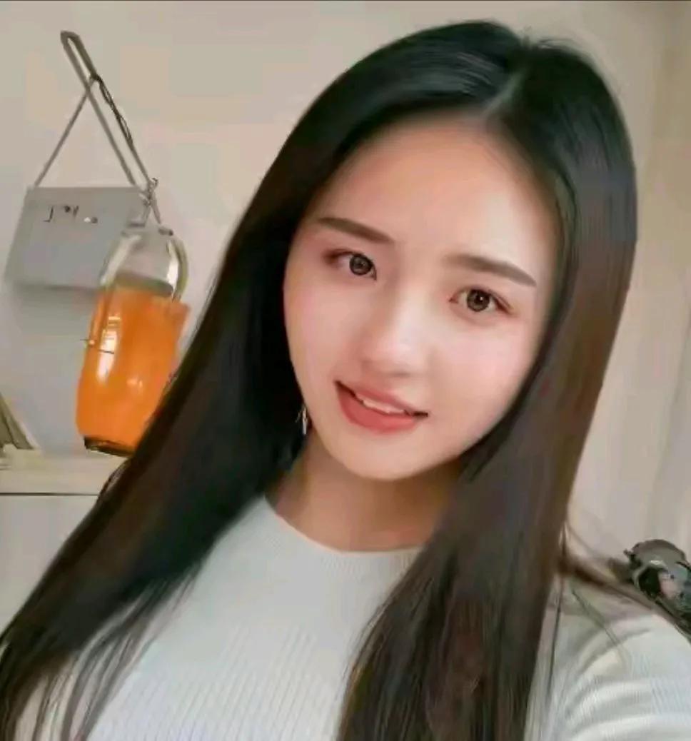 我渴望一份成熟稳重的守护。曾几何时，我羡慕那些被大叔温柔以待的女孩，心想，若能遇