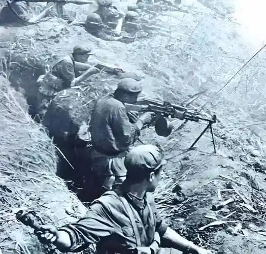 1985年老山战场，武师建率队16分钟攻克211高地，尽显军人血性 
 
武师建