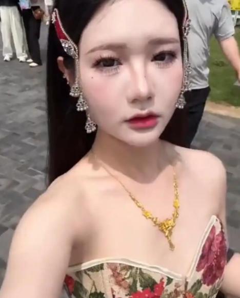 寺院规矩迂腐？江苏徐州女子上身只穿裹胸，想要打卡宝莲寺被拦，拍视频吐槽穿衣受限，