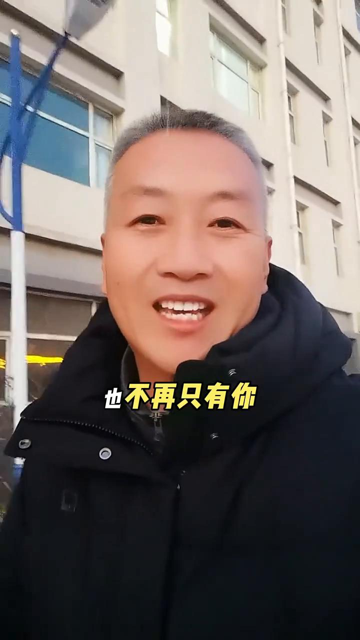 孩子大了任他去吧。
孩子上大学以后电话不接、信息不回，除了要生活费连声"妈"都难