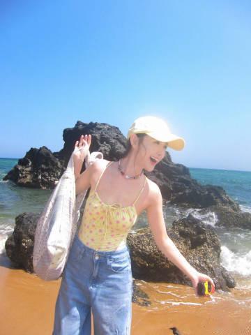 蒋依依七夕海滩泳装照蒋依依海风胶片感大片 真的是美得我眼前一亮呀，看到蒋依依七夕