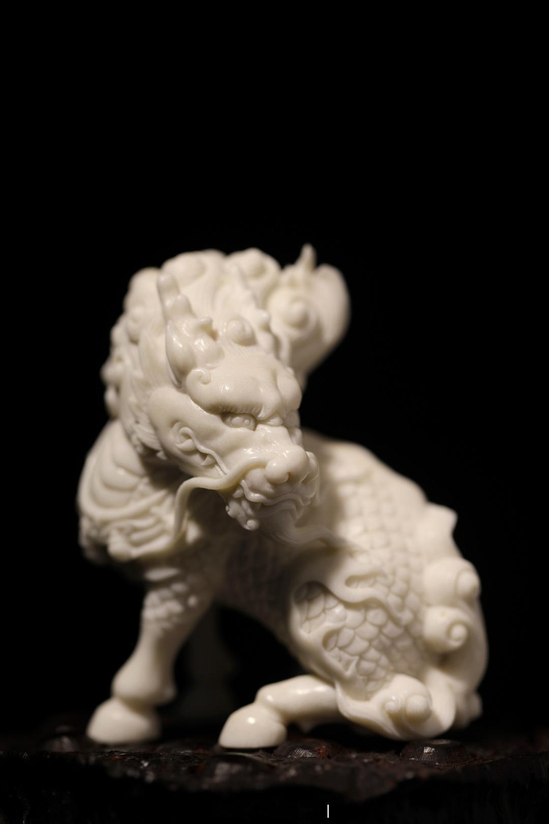 鹿角 | 麒麟质地细腻润泽，手工雕刻，鳞甲铮张，皆透灵动气韵；置案赏玩、亦有招财