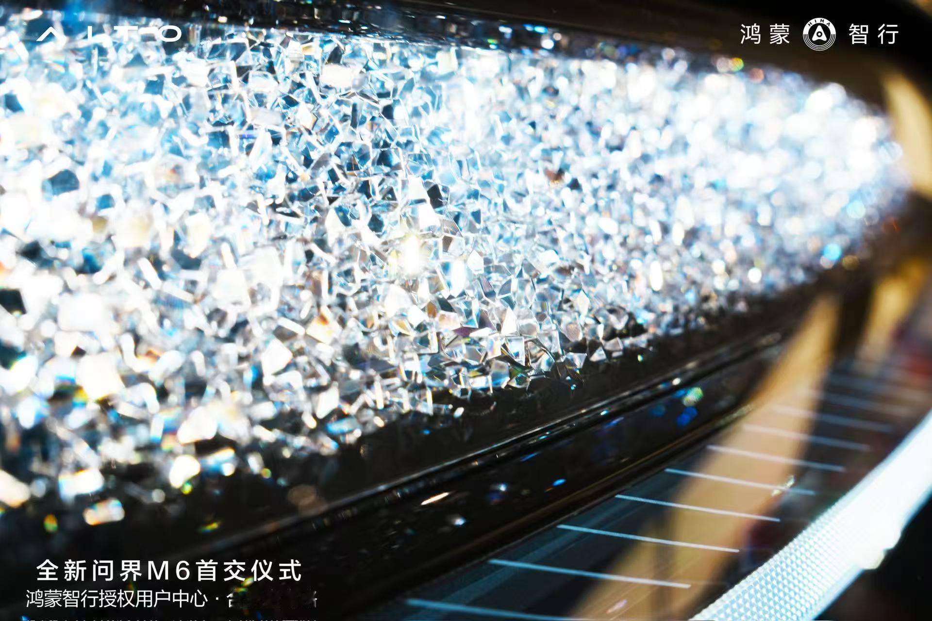 王天放30秒车内收纳挑战如果把问界M6放到行业视角里看，这次问界M6北京车展首日