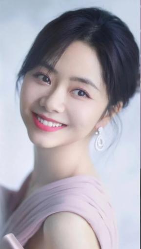 谭松韵出道二十年没签公司，
自己单干到现在。
挣的钱全进自己口袋，不用给公司分账