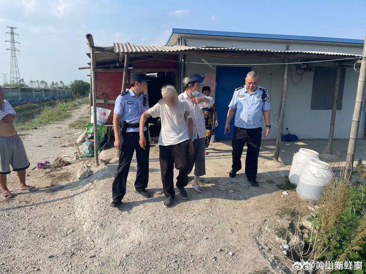 【#老人迷路卧睡鸡棚民警暖心护送回家#】9月2日，安徽合肥，中垾派出所接到辖区群