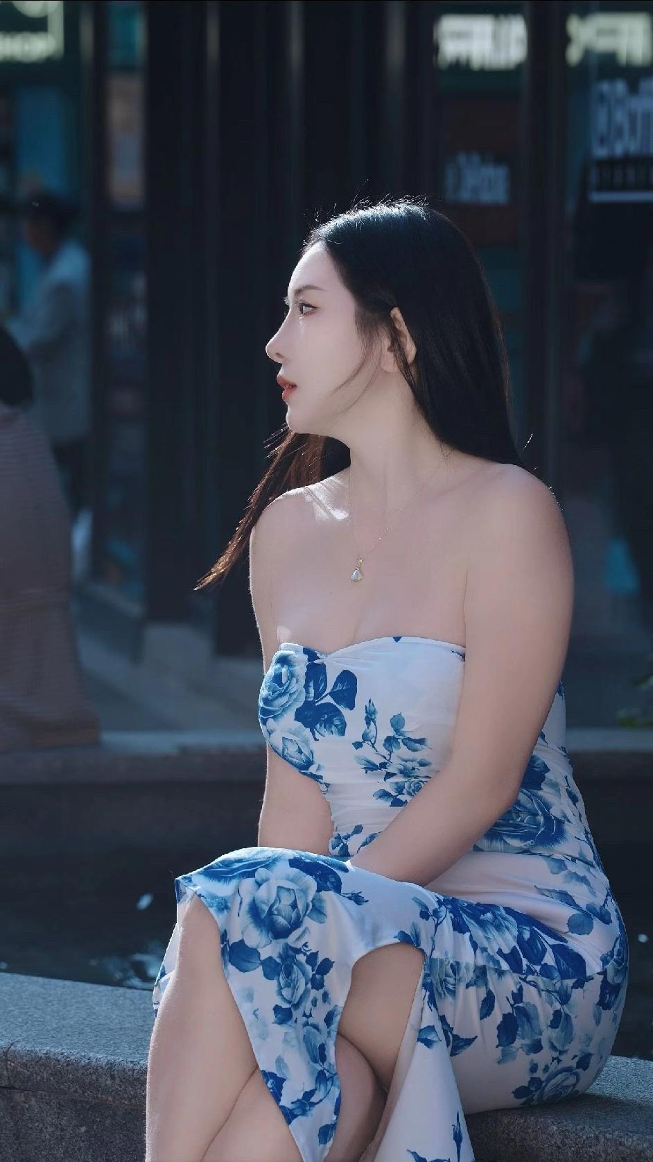 气质是美貌的基础，美貌是气质的表现！
有气质的女人一定是美女，有美貌的女人气质不